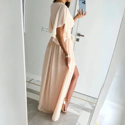 Trendy dames zomerkleding: een jurk met V-hals en unieke bell mouwen voor een elegante, comfortabele look.