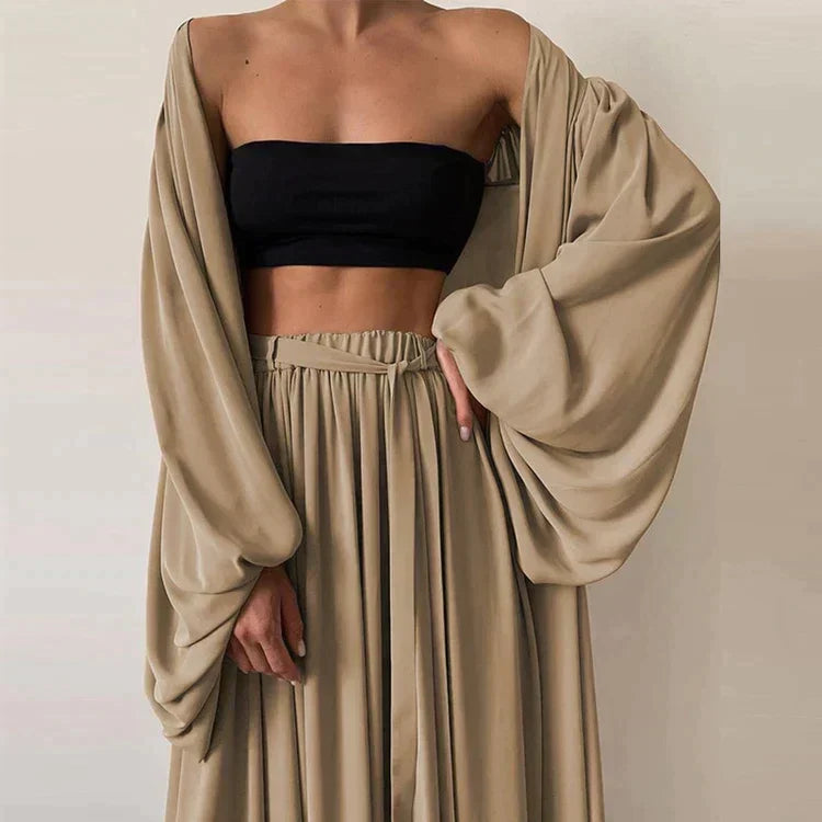 Veelzijdige 3-delige dames zomerset met lichte blazer, bijpassende broek en top. Ideaal voor warme dagen.