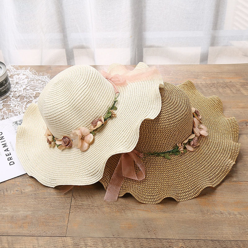 Elegante dames zonnehoed met bloemen, ideaal voor zomer en strand. Kleuren: beige, khaki, melk wit.