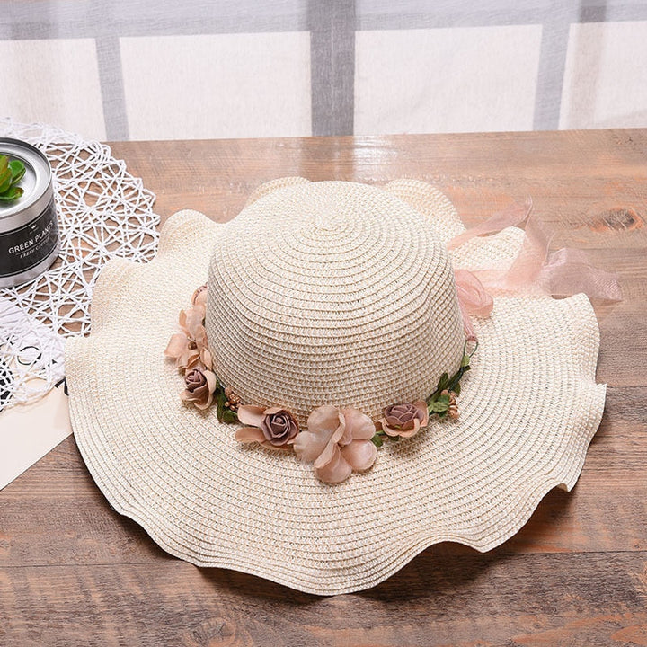 Modieuze zomerhoed voor vrouwen, versierd met elegante bloemen. Een stijlvolle accessoire.