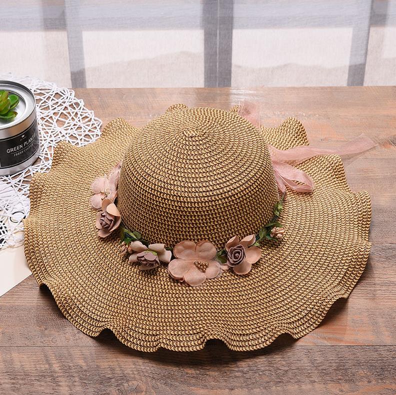 Dames zomerhoed met verfijnde bloemdetails. Verkrijgbaar in beige, khaki en melk wit voor elke outfit.