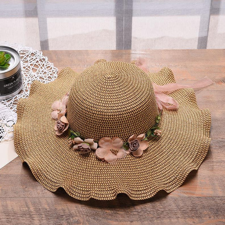 Dames zomerhoed met verfijnde bloemdetails. Verkrijgbaar in beige, khaki en melk wit voor elke outfit.