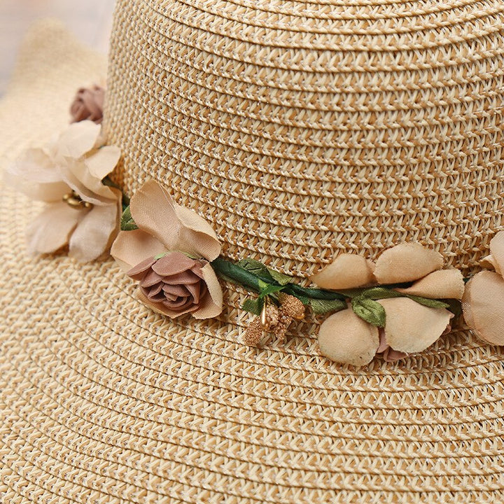 Beige, khaki of melk witte dames zonnehoed met elegante bloemen. De perfecte zomerhoed voor vrouwen.