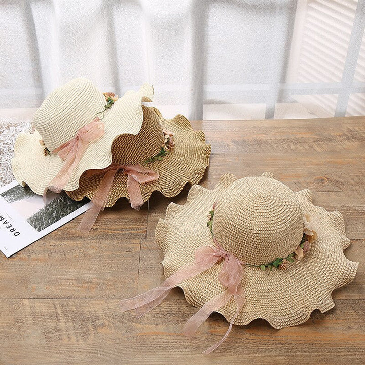 Mooie dames zomerhoed met bloemen, een modieuze en chique accessoire voor elke vrouw.