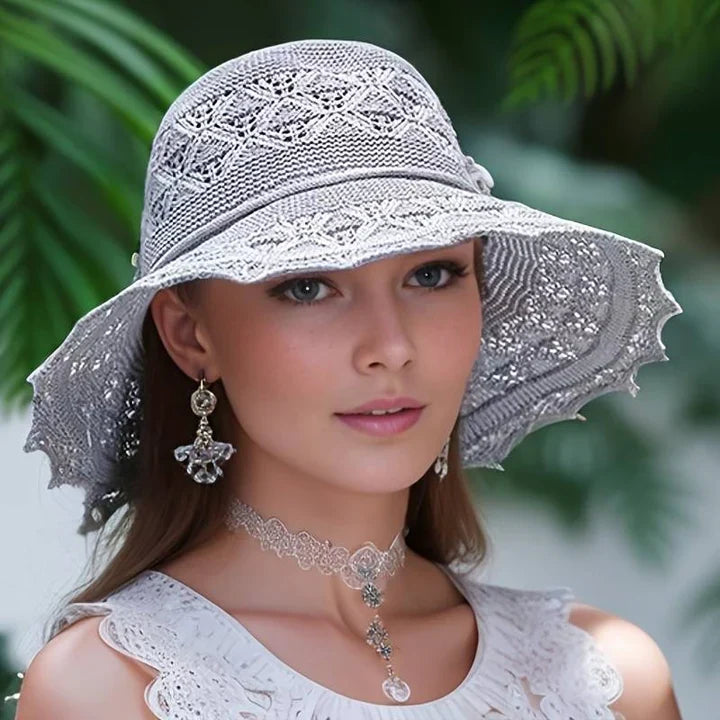 Marineblauwe elegante zomerhoed voor dames, brede rand voor UV-bescherming en stijlvol accessoire.