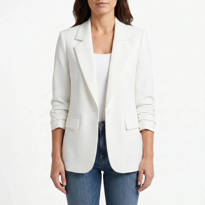 Dames blazer in klassiek design met unieke enkele knoop. Geschikt voor werk en speciale avonden.