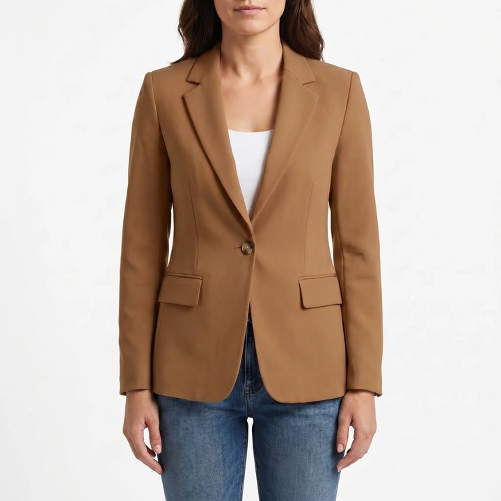 Detail van elegante damesblazer: enkele knoopsluiting en verfijnde stof. Perfect voor avondkleding.