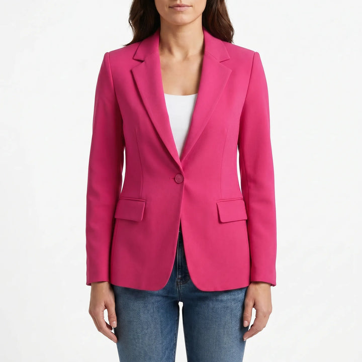 Zakelijke damesblazer met strakke lijnen en enkele knoop. Ideaal voor een professionele uitstraling.