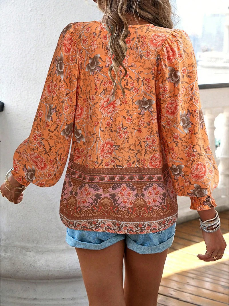 Trendy damesbloes met bloemenprint en lange mouwen. Modieuze top, perfect voor lentemode en vrouwenmode.