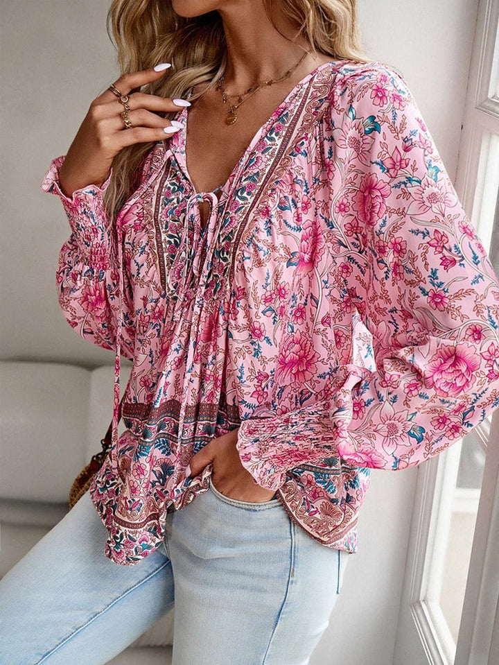 Modieuze bloemenprint damesblouse met lange mouwen en V-hals voor een casual chique zomerstijl.