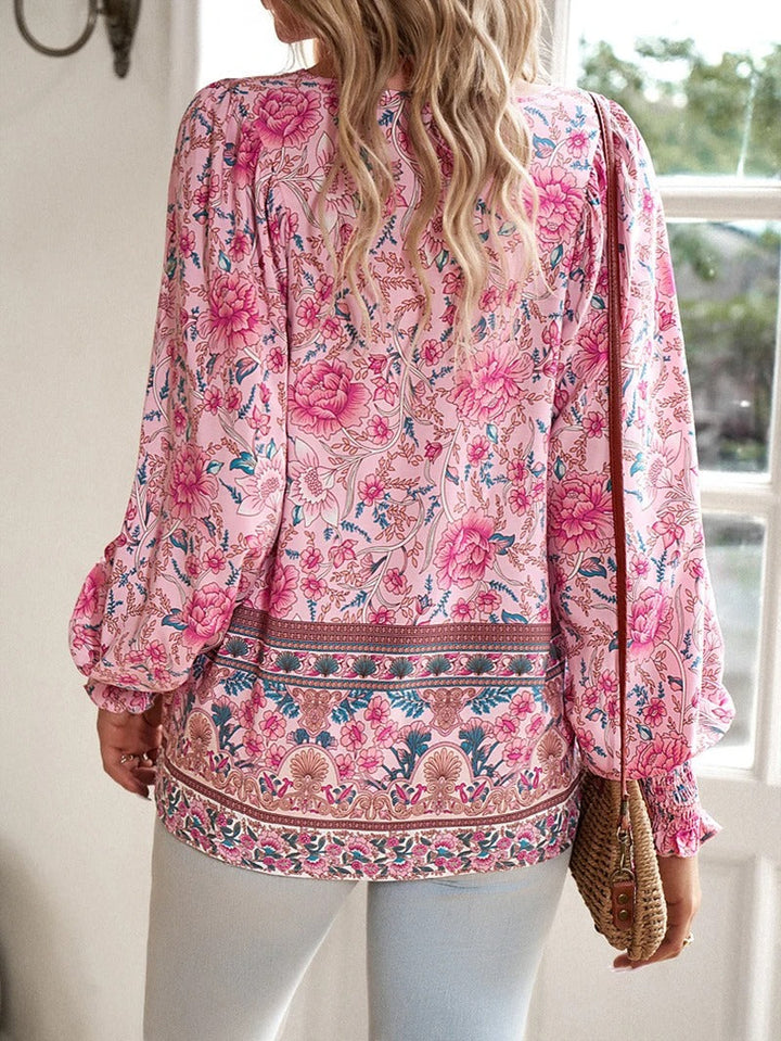 Veelzijdige damesblouse met bloemenprint, lange mouwen; geschikt als kantoorblouse of feestelijke top.