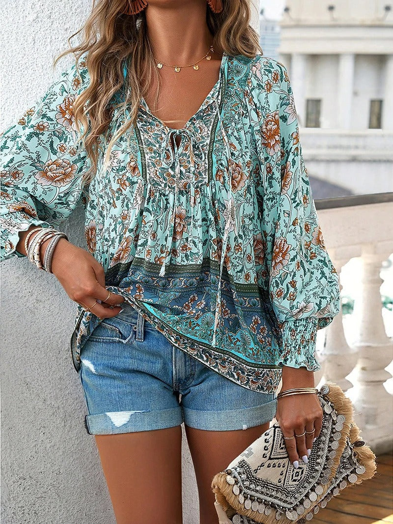 Elegante damesblouse met V-hals, lange mouwen en levendige bloemenprint. Modieuze vrouwenmode voor elke look.