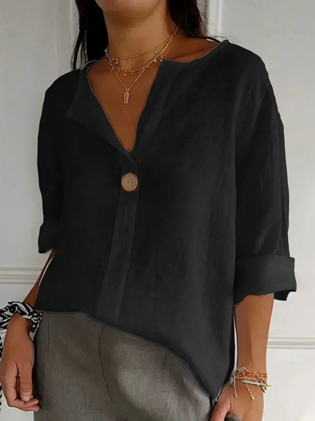 Comfortabele damesblouse, perfect voor de lente/zomer, met knoopjes en verstelbare lange mouwen.