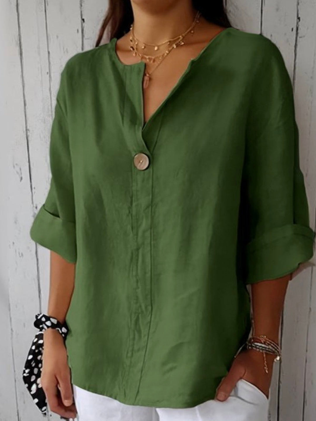 Veelzijdige damesblouse met knoopsluiting, V-hals en oprolmouwen, een must-have voor elke damesgarderobe.