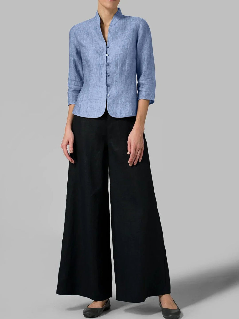 Donkerblauwe damesblouse met 3/4 mouwen, knoopsluiting en mandarijnkraag, ideaal voor casual.