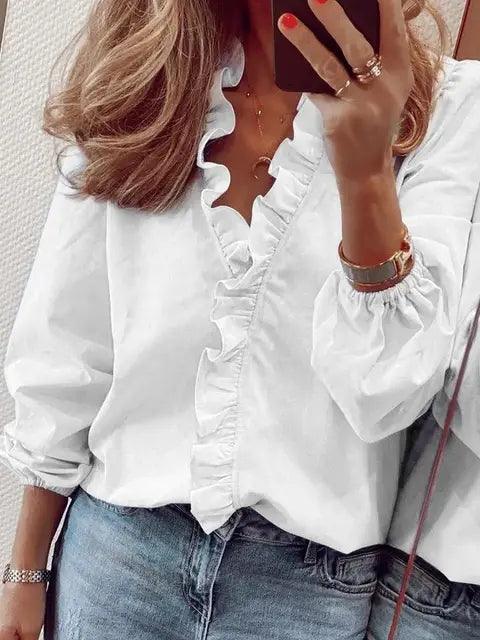 Trendy damesblouse met V-hals en subtiele ruche-details aan de mouwen, ideaal voor een moderne outfit.