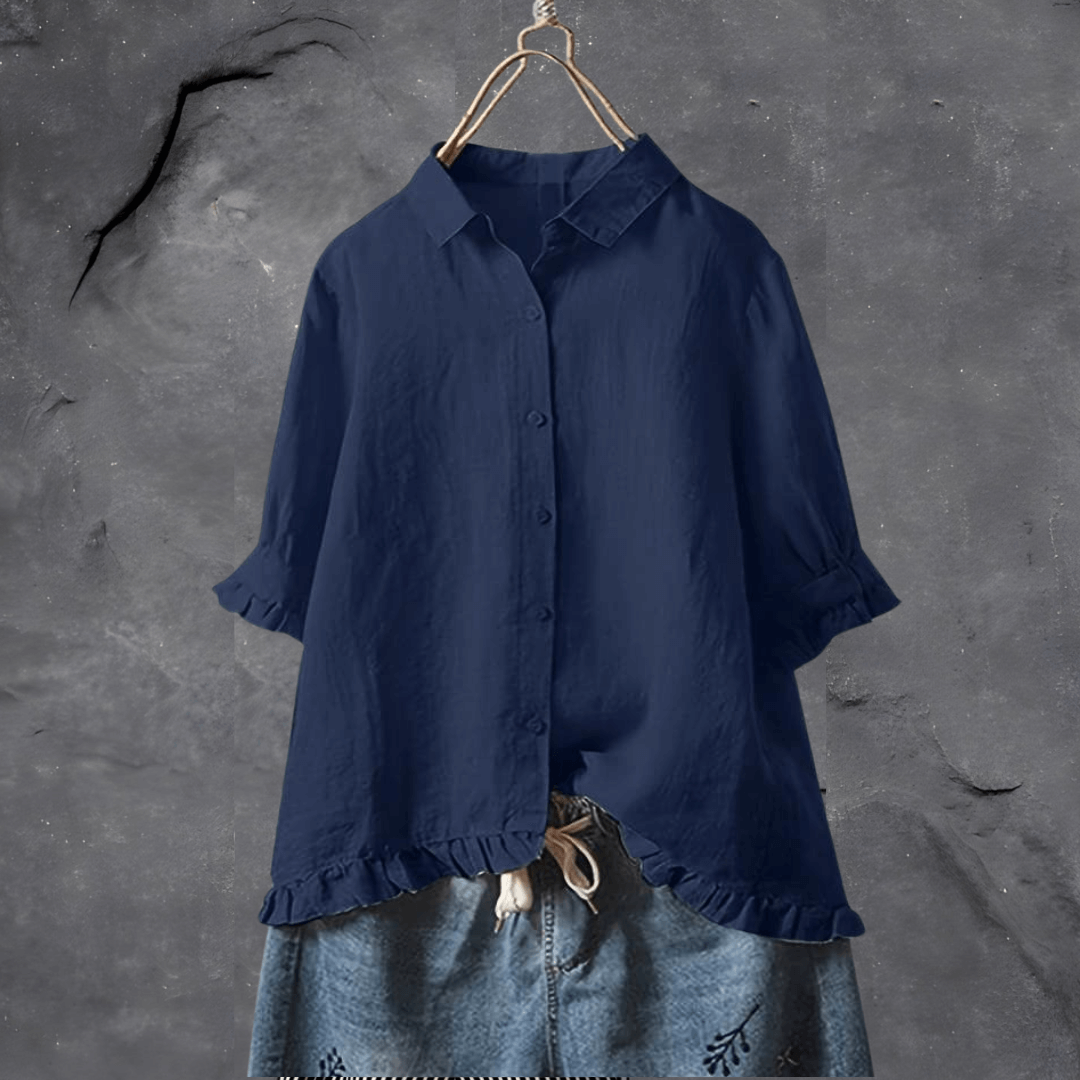 Elegante damesblouse met vrouwelijke ruchezoom, knoopsluiting en driekwartmouw. Comfortabel en chic.