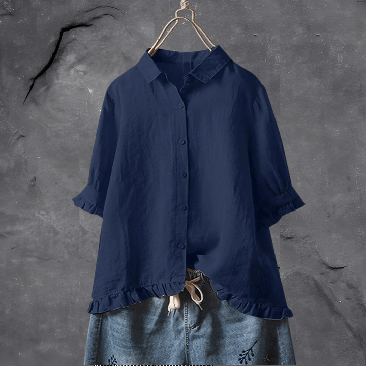 Elegante damesblouse met vrouwelijke ruchezoom, knoopsluiting en driekwartmouw. Comfortabel en chic.