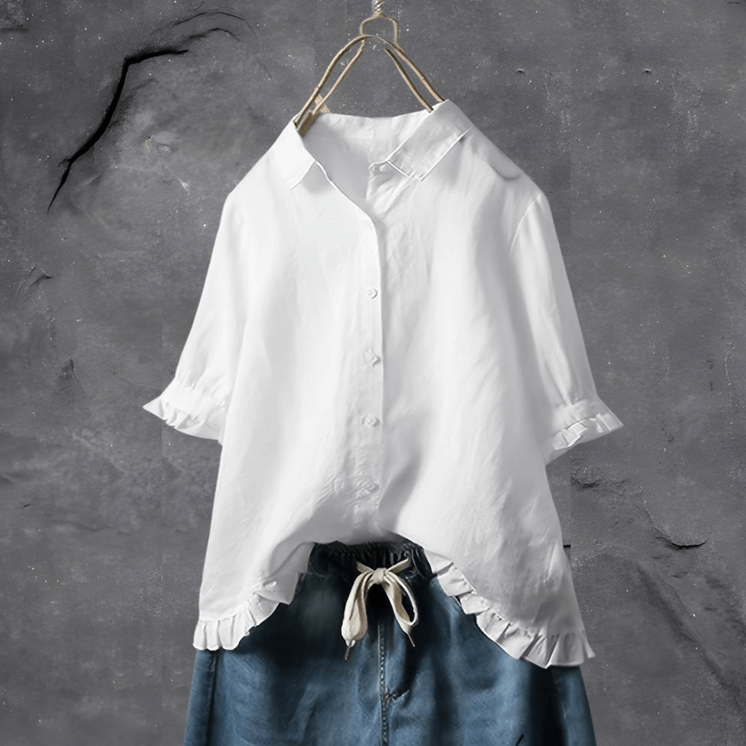 Casual zomerblouse met losse pasvorm en ruchezoom. Comfortabele damesblouse met knopen en driekwart mouwen.