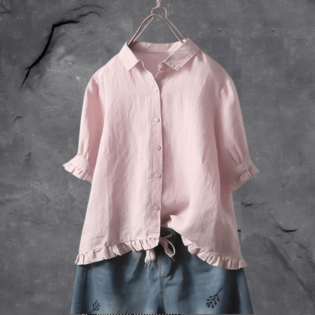 Chique damesblouse met delicate ruchezoom en complete knoopsluiting. Elegante driekwartmouw voor elke gelegenheid.