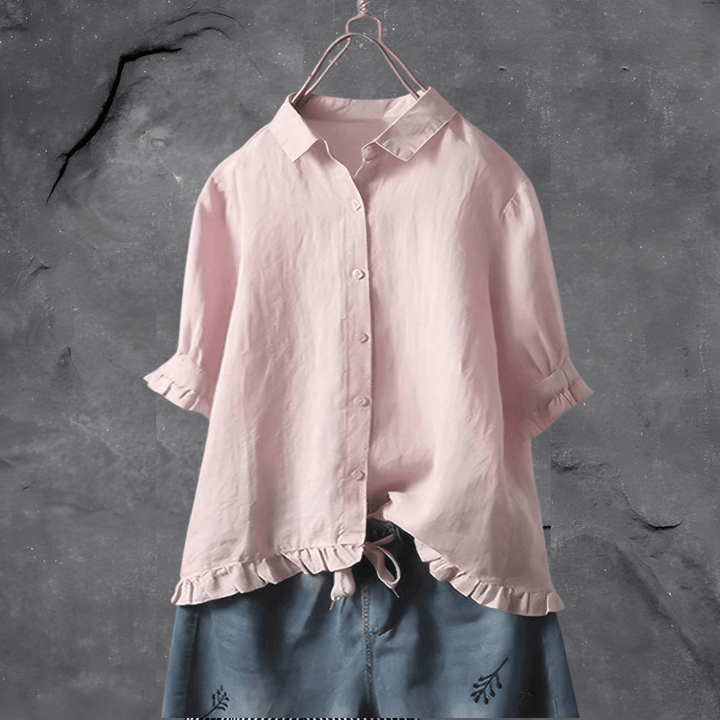 Chique damesblouse met delicate ruchezoom en complete knoopsluiting. Elegante driekwartmouw voor elke gelegenheid.
