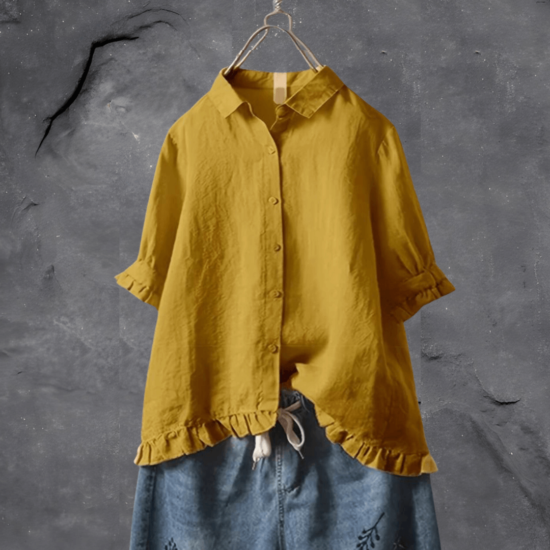 Comfortabele damesblouse met vrouwelijke ruchezoom, knoopsluiting en driekwart mouwen. Ideaal voor zomer.