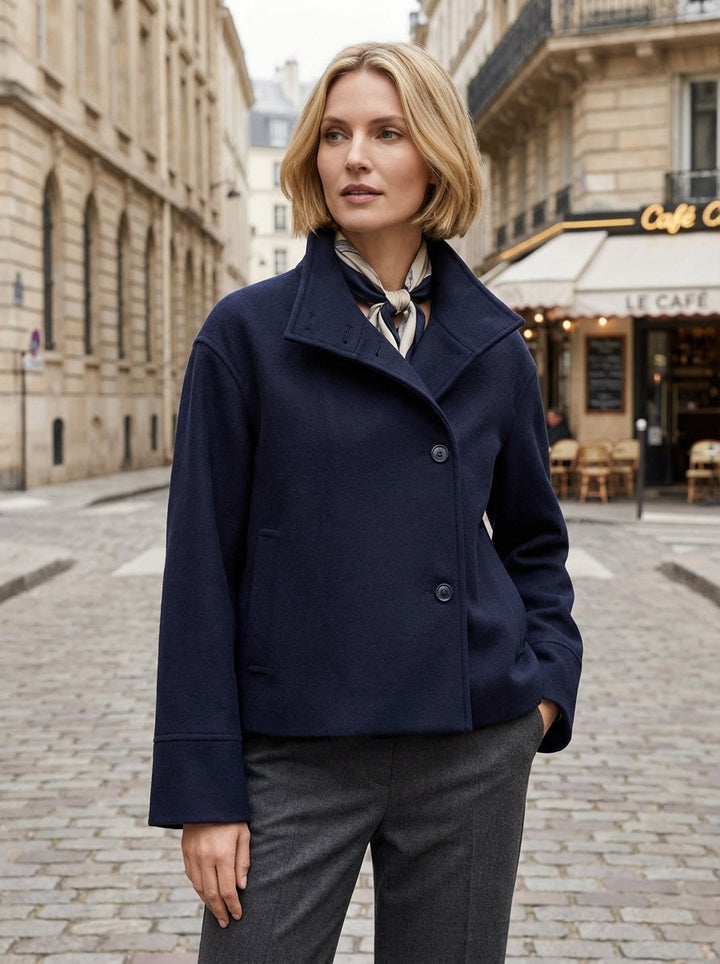Elegante damesjas met opstaande kraag in marineblauw, ideaal als overgangsjas voor lente en herfst.