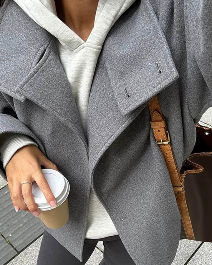 Veelzijdige korte damesjas met opstaande kraag, perfect voor een trendy casual of semi-formele look.