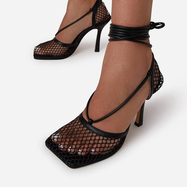 Stijlvolle damespumps Céleste met kanten look, elegante hak en vetersluiting; voor een chique vrouwenmode statement.
