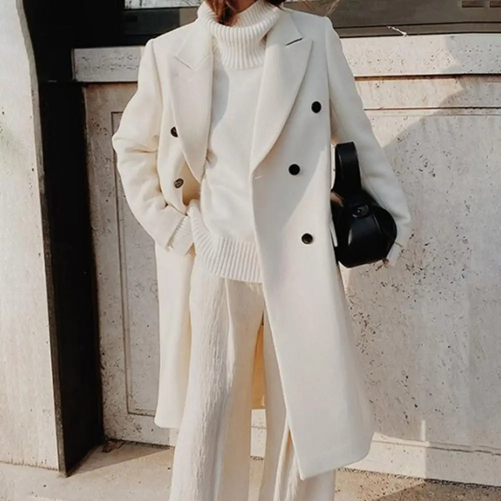 Modieuze oversized double-breasted lange damesjas, tijdloze bovenkleding voor een chique en moderne uitstraling.