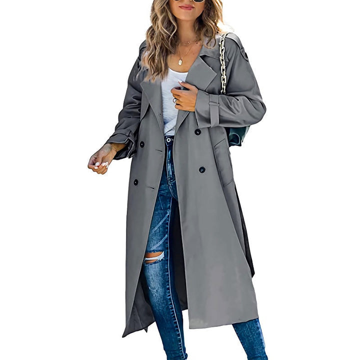 Klassieke lange dames trenchcoat met double-breasted sluiting, perfecte bovenkleding voor lente en herfst.