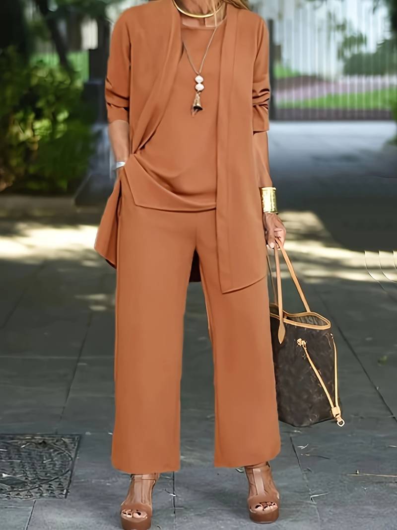 Complete modieuze driedelige dames outfit; broekpak met vest, top en broek voor een stijlvolle look.