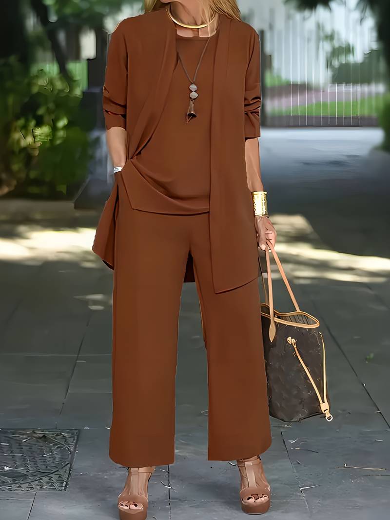 Trendy driedelige damesset: modern broekpak met vest, top en broek voor een complete look.