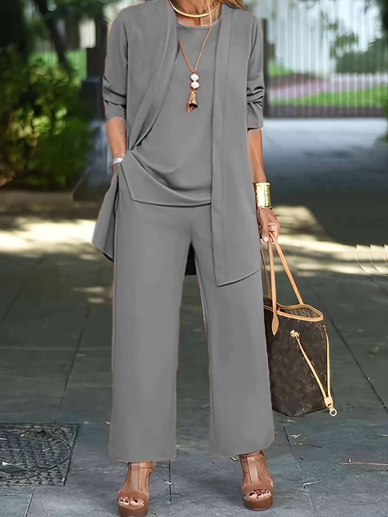 Elegante driedelige damesset. Comfortabel broekpak met vest, top en broek; ideale dameskleding.