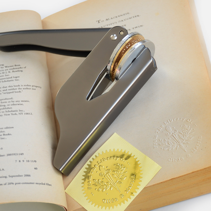 Elegante embossing stempel voor personaliseren van boeken en briefpapier. Uniek design voor reliëf.