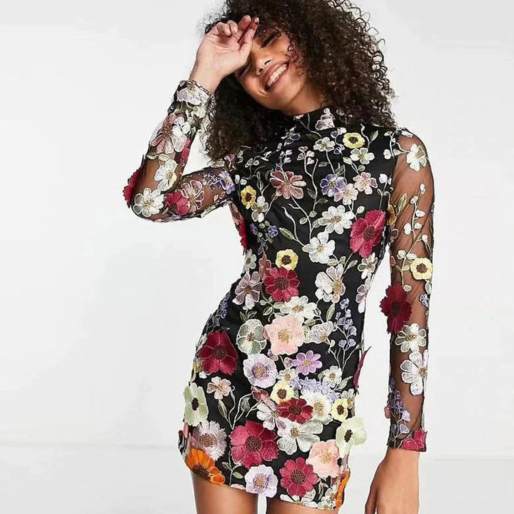 Chique Aurelia dames cocktailjurk met gedetailleerd bloemenkant en tule, ideaal voor een feestelijke avond.