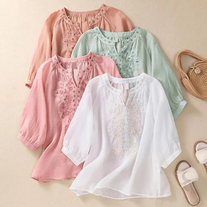 Elegante geborduurde katoenen dames zomerblouse met lange mouwen en delicate bloemmotieven voor een casual-chic look.