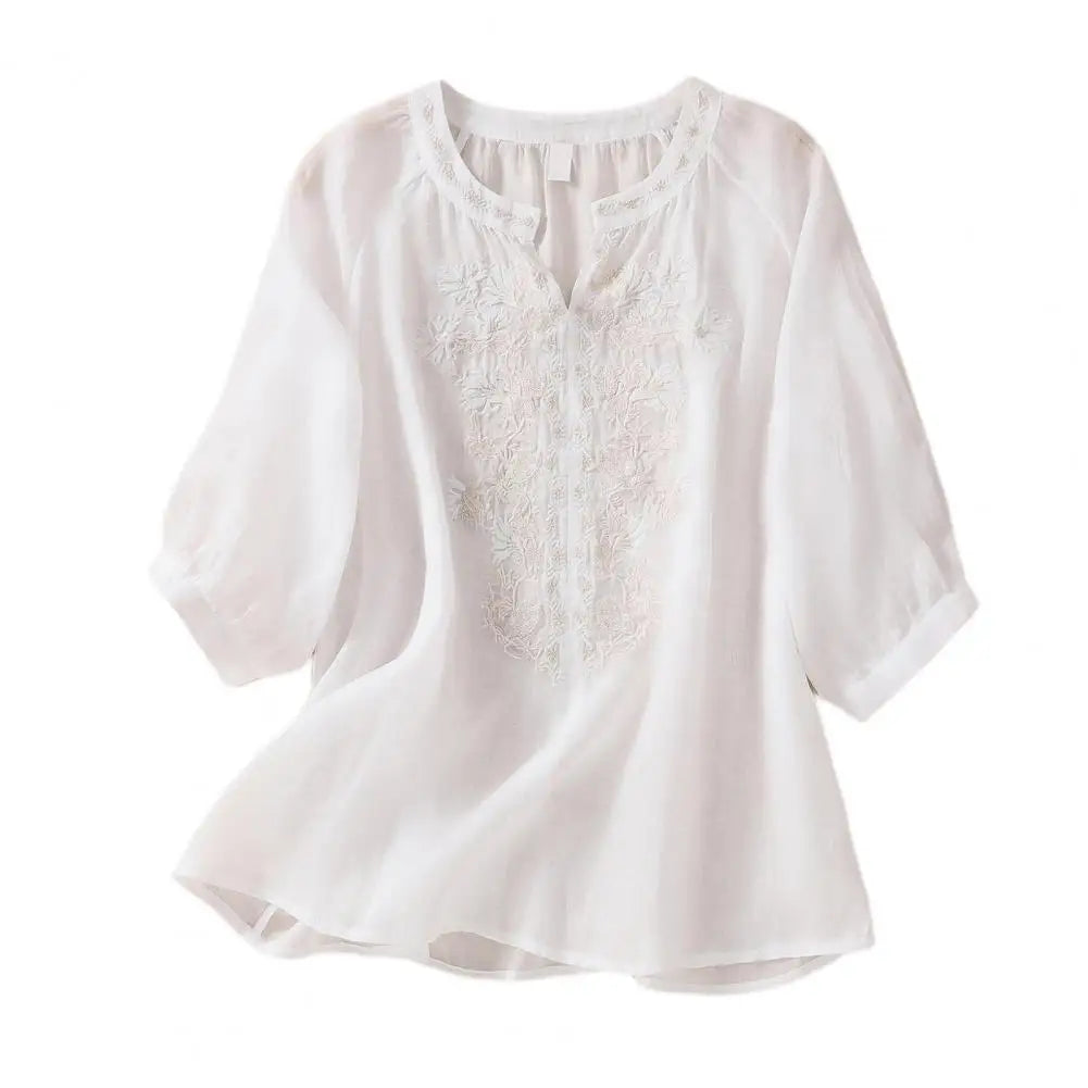 Losvallende boho dames zomerblouse Ysolde van katoen met prachtige geborduurde bloemen, ideaal voor lente/zomer.