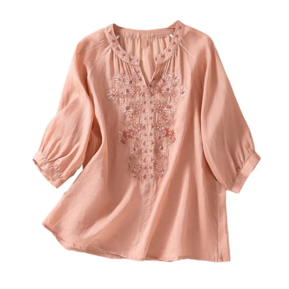 Geborduurde dames zomerblouse met verfijnde bloemmotieven, perfect voor een stijlvolle lente- en zomerlook.