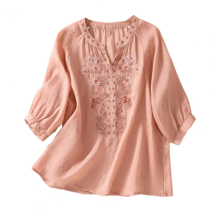 Geborduurde dames zomerblouse met verfijnde bloemmotieven, perfect voor een stijlvolle lente- en zomerlook.