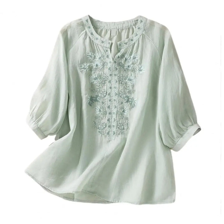 Comfortabele katoenen dames zomerblouse met losvallende pasvorm en geborduurde bloemen voor lente en zomer.