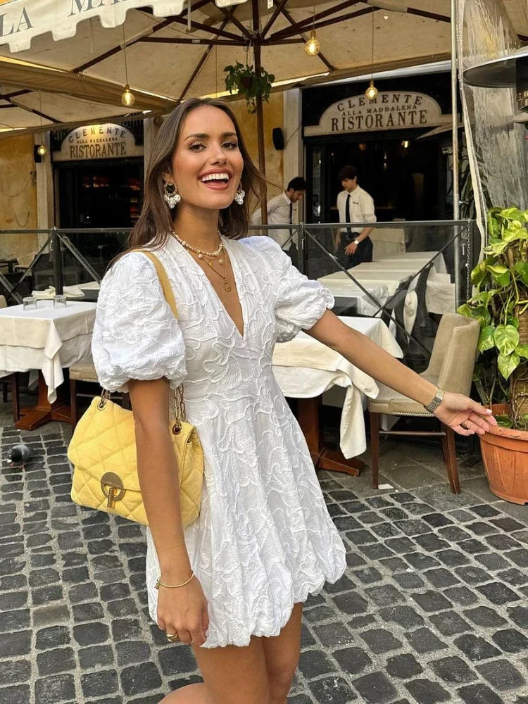 "Elegante geborduurde witte jurk met ruches, voorkant, dameskleding, zomer, tijdloos design, comfortabel, veelzijdig"