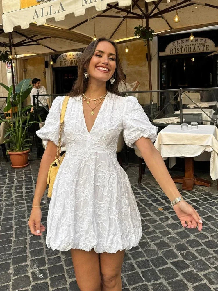 "Elegante geborduurde witte jurk met ruches, voorkant, dameskleding, zomer, tijdloos design, comfortabel, veelzijdig"