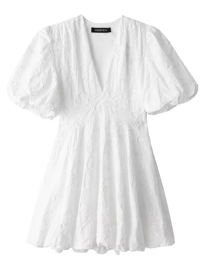 "Elegante geborduurde witte jurk met ruches, voorkant, dameskleding, zomer, tijdloos design, comfortabel, veelzijdig"