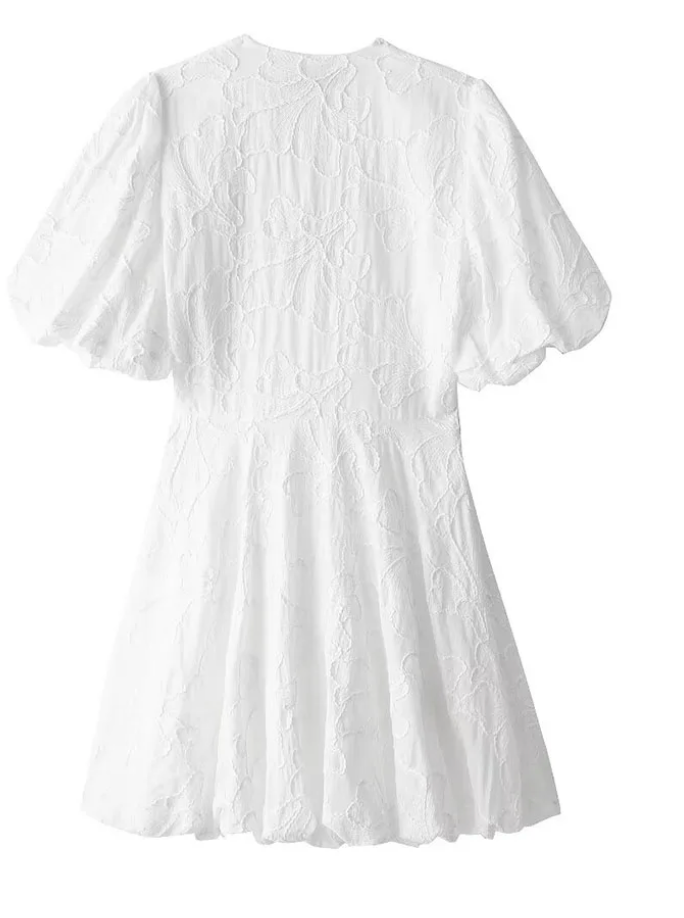 "Elegante geborduurde witte jurk met ruches, voorkant, dameskleding, zomer, tijdloos design, comfortabel, veelzijdig"