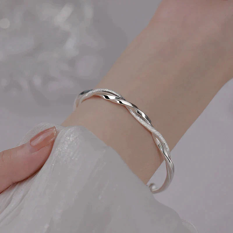 Elegante gedraaide dames armband, perfect voor elke pols. Een stijlvol en uniek sieraad.