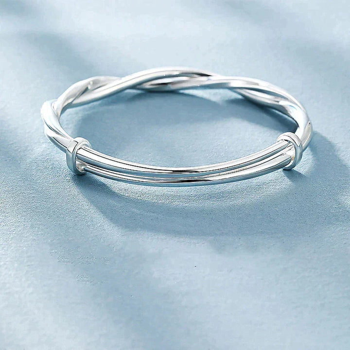 Schitterende gedraaide dames armband met elegante glans, een stijlvol en uniek sieraad dat elke outfit verrijkt.