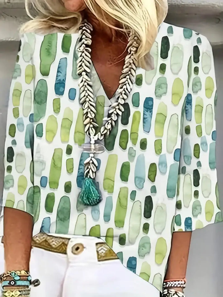 "Elegante geometrische V-hals blouse met 3/4 mouwen, veelzijdig voor elke gelegenheid, in moderne print."