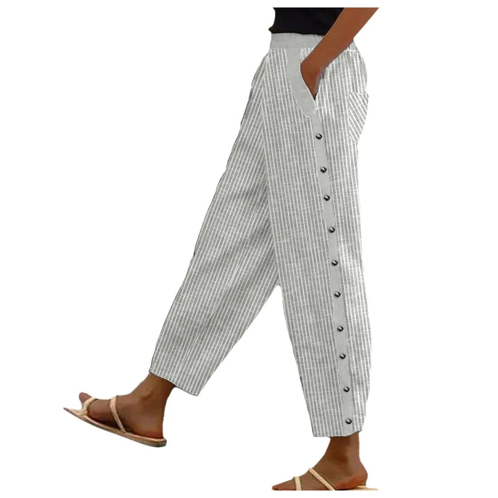 Elegante gestreepte damesbroek met hoge taille en decoratieve knopen. Perfect voor een chique en stijlvolle look.