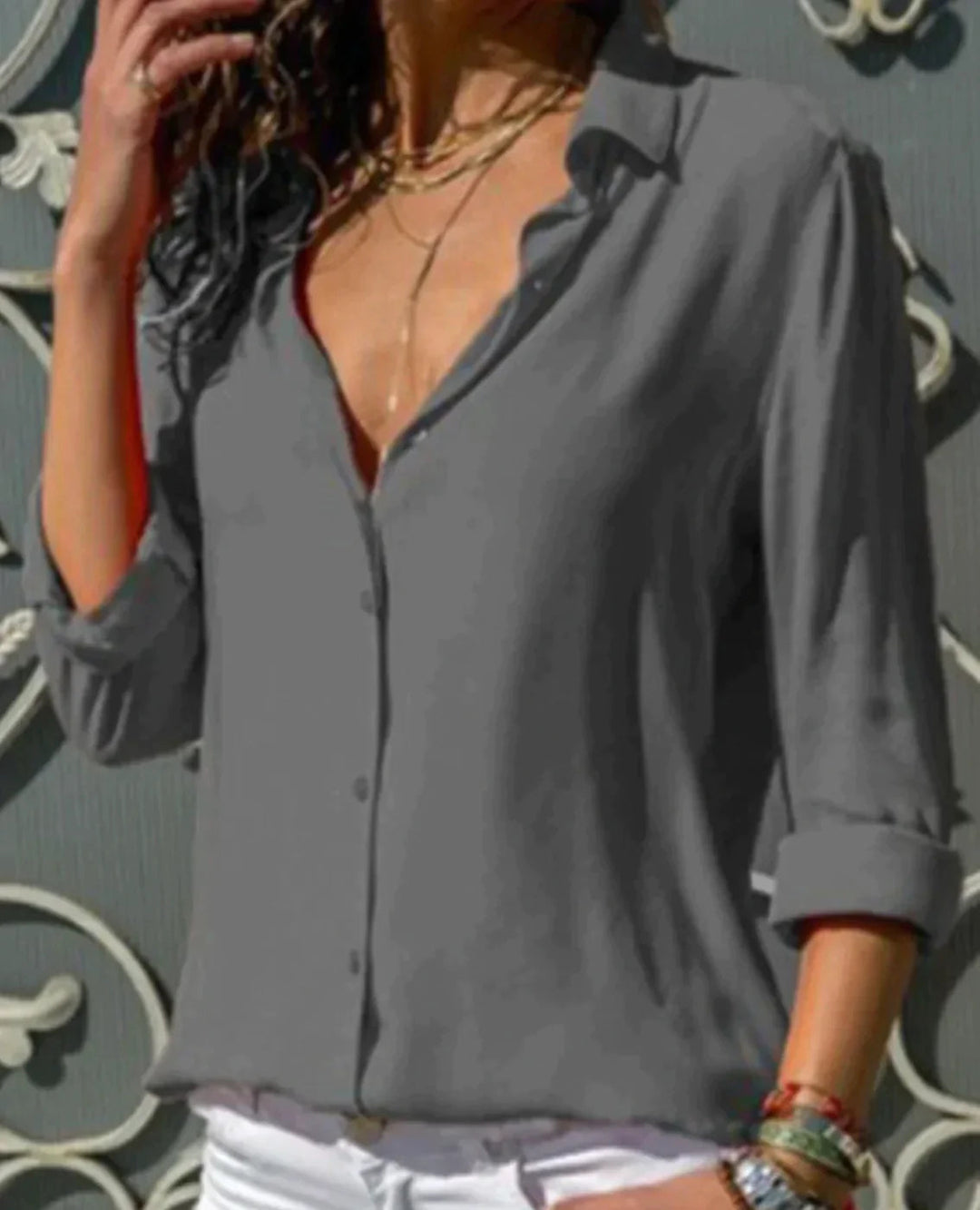 Dames blouse getailleerd, gedragen door model, toont elegante pasvorm en veelzijdigheid. Knoopsluiting.